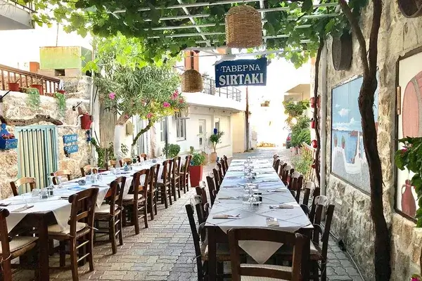 Γαμήλιο τραπέζι στην ταβέρνα Χερσόνησος
